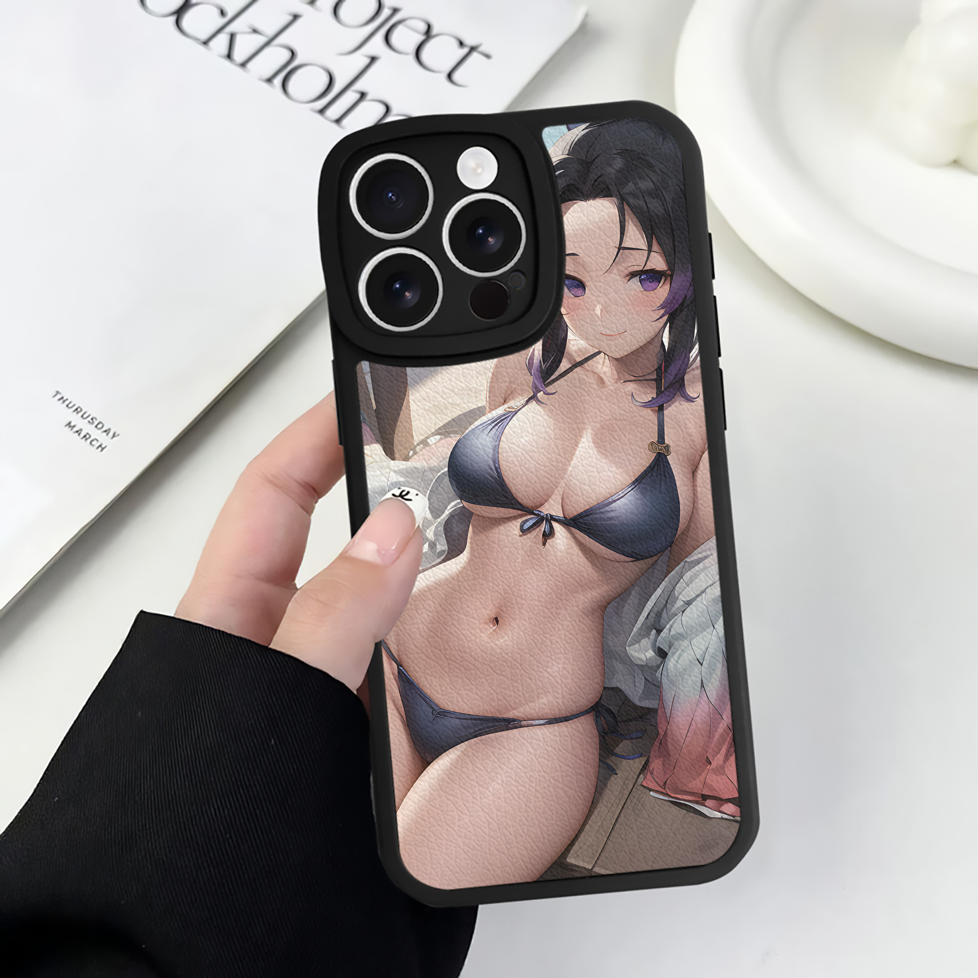（画像用） 鬼滅の刃（きめつのやいば）蟲柱-胡蝶 しのぶ／こちょう しのぶ Kochou Shinobu 【iPhone 16シリーズ対応】シリコンスマホケース（レザー調） 材質：シリコン